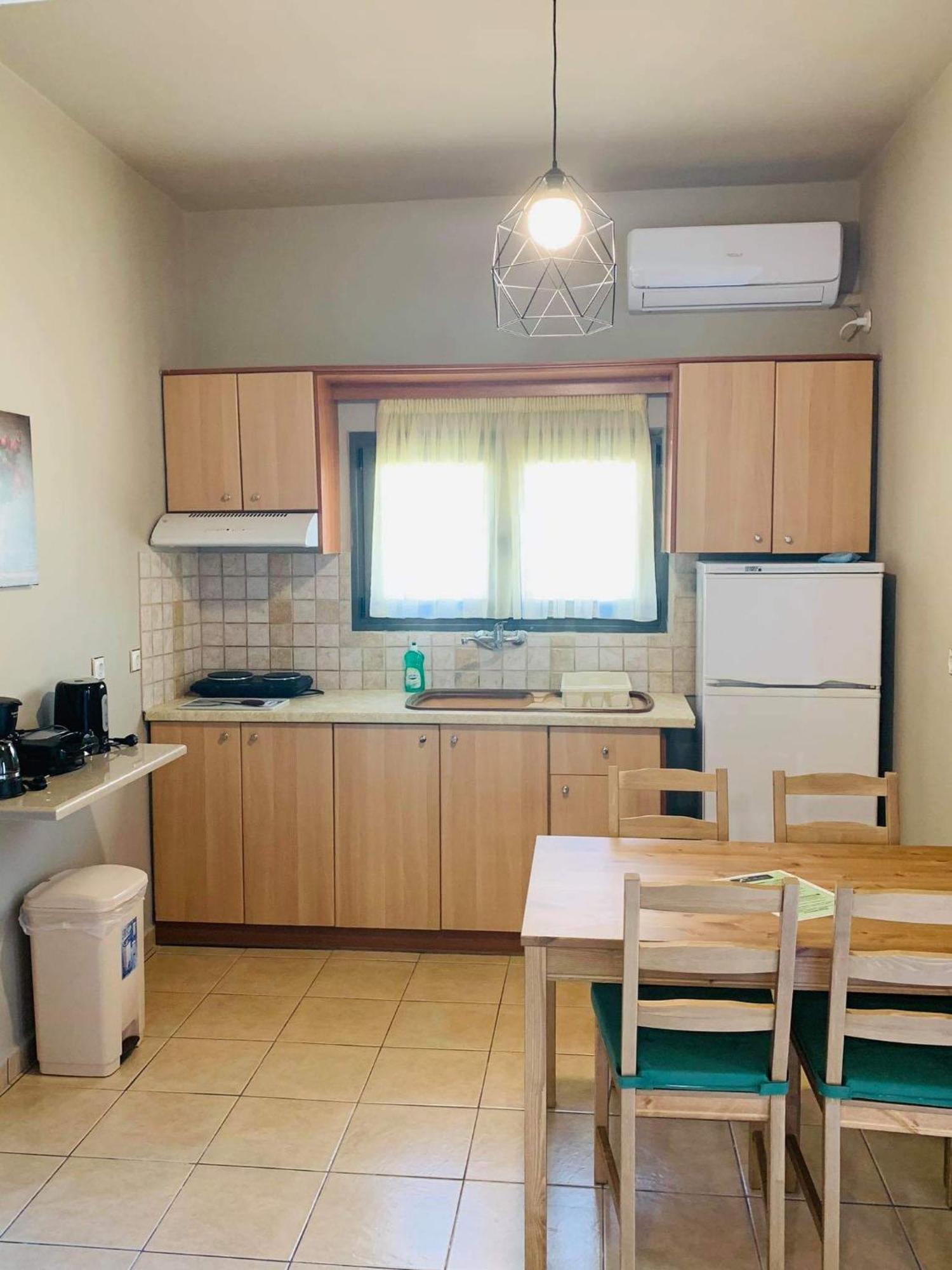 Finikes Apartments Stoupa Ruang foto